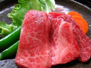 A５ランクの鳥取県産黒毛和牛を陶板で、じゅーじゅー焼いて熱々をお召し上がりください。