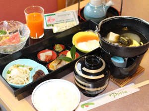 【朝食】からだにやさしい和定食をご用意。ご飯やドリンクはセルフコーナーよりご自由にどうぞ♪