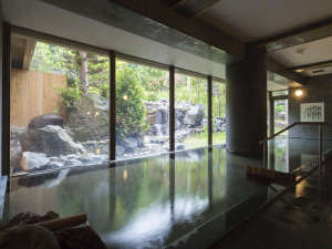 【大浴場1階:月地の湯】定山渓の原風景をイメージした中庭