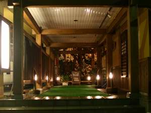 「松之山温泉　山の森のホテル　ふくずみ」の玄関に並ぶ竹灯篭
