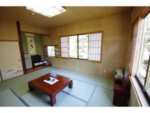 木漏れ日の和室　昭和９年建立の別館にある天井の高い静かなお部屋です