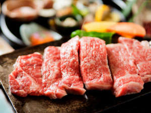 【夕食】ふもと名物鍬焼き。鍬からはみ出さんばかりのお肉！岩塩と特製タレとでお召し上がりください／例