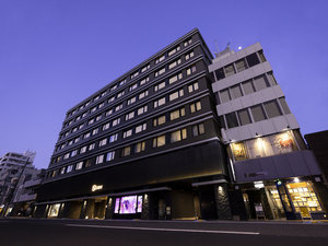 「ラ・ジェント・ホテル京都二条」の夜の外観イメージ