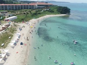 夏オープンの海水浴はホテルと角島大橋の目の前！コバルトブルーの海を満喫！