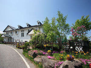 「露天・畳・ジャクジーの宿　リゾートハウス　オックス」の素敵な花が咲くオックスの外観。