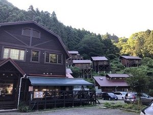 「石鎚ふれあいの里」の管理棟とケビンの外観。