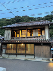 「赭Soho　Yunotsu　Old　Village　Inn　&　Bar」の温泉津温泉街の入り口に位置する築130年の古民家を改築した宿です。スーパー隣の便利な立地です。