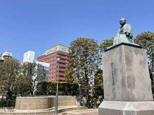 「ホテルルートイン深谷駅前」の渋沢栄一像とホテル外観