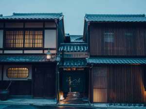 「SOWAKA」の外観：100年の歴史を刻む元老舗料亭の数寄屋建築が、お客様が快適に過ごせるよう生まれ変わりました。