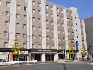 「京都第一ホテル　京都駅八条口」の京都駅近くでは数少ない平面駐車場を完備しています。