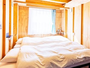 ・【部屋】「シーリー」社製のベッドは快適な眠りをサポート