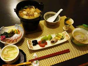 お夕食は季節の野菜や地元食材をたっぷり使用した手作り日本料理をご賞味ください。