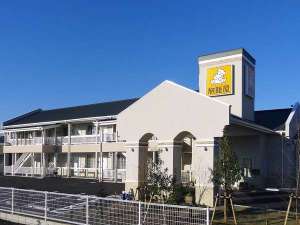 「ファミリーロッジ旅籠屋・宮崎店」の広い客室にクイーンサイズベッド２台を配置した人気のロードサイドホテル。