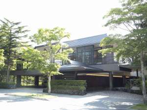 「ホテルマロウド軽井沢」の別荘地に囲まれた閑静な場所に佇む