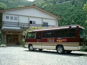 「上湯温泉　神湯荘」の送迎バスと外観