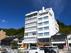 「大山眺望と朝獲れ地魚料理の宿　明神館」の・眼前に広がる美保湾と伯耆大山の雄姿を余す所なく眺望いただけます。