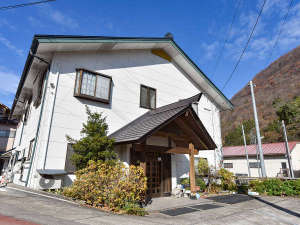 「湯野上温泉　まごころの宿　美加登屋」の*外観／鉄道ファン必見！お部屋から会津鉄道が見られる温泉宿。