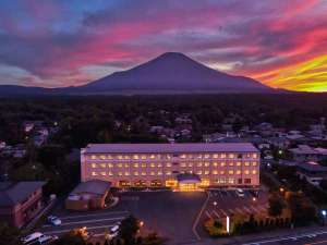 「山中湖富士松温泉　富士松園ホテル」の【朝焼けの富士山】早朝の朝焼けの富士山の景色は格別です