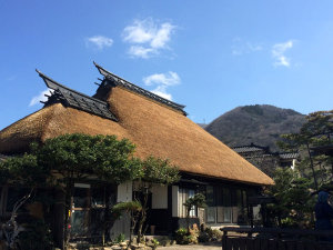 「お宿まつや」の◆【外観】寺泊唯一の茅葺屋根の宿。昔懐かしい日本の情景に心がほどかれます。