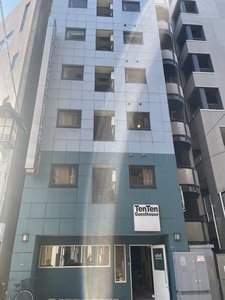 「TenTen　Guesthouse」の８階建てのビルです。１階が受付、ロビーです。