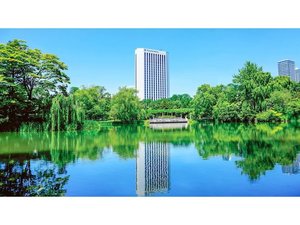 中島公園菖蒲池とホテル外観(夏）