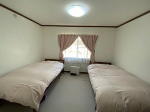 2階　寝室　洋室　ツイン　冬期、暖房設備完備（ガスファンヒーター・電気敷毛布・羽毛布団）