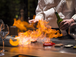 ＜お食事＞【鉄板焼き】食材をさらに美味しく焼き上げる炎の演出。