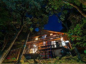 「旅住空間　Villa　那須高原」の静かな森の中で過ごす幻想的な夜の時間