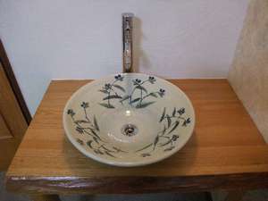 女性が喜ぶ信楽焼の洗面器です(洋室ダブル)