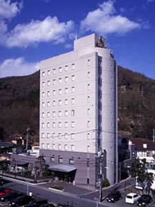 「源泉かけ流しの宿　湯村ホテル」の湯村山を背にした本館１０F建ての洋風棟と別館２階建ての和風棟