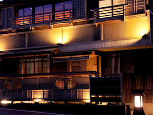 「割烹の宿　美鈴　」の外観（夜）熊野灘に面する紀伊長島にある全4室の割烹民宿です。