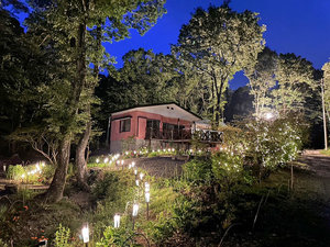 「成子の森」の夜外観　ライトアップと星空♪夜にしか出会うことのできない、特別な景色を満喫しよう！