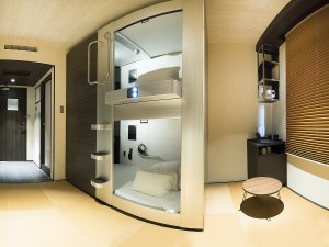 Capsule　Bunk　Bed(カプセルベッド2台）3名様利用の場合は、畳スペースにお布団を追加いたします。