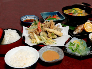 *夕食一例/天ぷらは周辺で獲れたばかりの山菜と葉っぱも。都心では見たこと無い野菜もあるかも…？