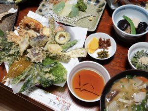 *夕食一例/山の幸をふんだんに。周辺の山で獲れた山菜や葉っぱ、群馬の野菜中心にご用意。