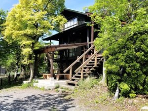 「湯布ゆらら山荘」の木々に囲まれた静かな佇まいの別荘