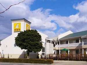 「ファミリーロッジ旅籠屋・大阪港店」の広い客室にクイーンサイズベッド２台を配置した人気のロードサイドホテル。