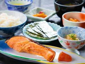 ◆朝食◆お米と焼き魚などを含むシンプルな和定食