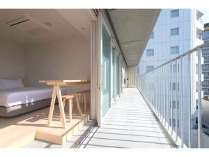 スタンダードなお部屋です。階層ごとに異なる客室デザインをお楽しみいただけます。(c)Ryota　Atarashi