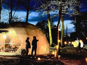 「ザ・デイ　ポストジェネラル　グランピングヴィレッジ　山中湖」の林の中のグランピング型ドームテント