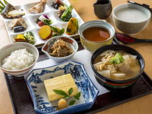 【ご朝食】京都の食材を使ったからだにやさしい朝食。おばんざいバイキングもご利用いただけます。