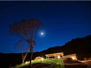 「うぐいすの森キャンプ場」の月夜の外観♪　満月の月夜や新月の星空は最高です