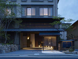 「ホテル　ザ　セレスティン京都祇園」のエントランスには車寄せがございます。