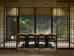 数寄屋造りと現代建築の調和した店内には、粋な京格子で仕切られた大小テーブル席がございます。