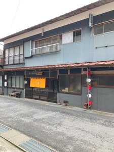 「１日１組限定の素泊まり宿　結-MUSUBI-」の山吹色の暖簾が目印です。