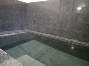 「Stella　Marina　　ATAMI」の御影石の天然温泉風呂