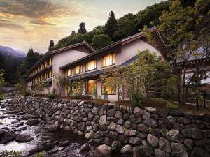 「永平寺　親禅の宿　柏樹關」の夕景の外観