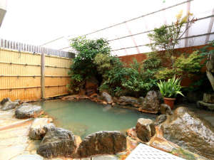 【露天風呂】源泉は吉井温泉。筑後川沿いののどかな地域です。