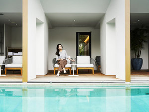 「ガーデンテラス佐賀　ホテル＆リゾート」の輝くプールサイドで夏の陽射しを浴びながら、最高のリゾート体験を。
