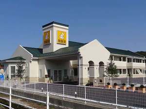 「ファミリーロッジ旅籠屋・鳥取倉吉店」の向かいにコンビニがあります。